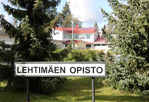 Kuva Lehtimäen Opiston julkisivusta